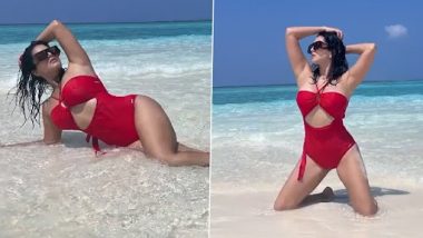Sunny Leone Hot  Monokini Photos: रेड मोनोकिनी में सनी लियोनी ने पानी में लगाई आग, इंटरनेट पर बढ़ा पारा