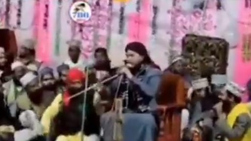 Viral Video: कव्वाली कार्यक्रम के दौरान टूटा स्टेज, आगे जो हुआ देखकर हो जाएंगे लोटपोट