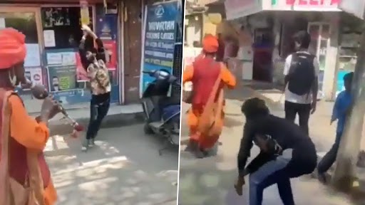 Funny Video: दुकान के सामने सपेरे ने बजाई बीन, आगे जो हुआ वह आपको हंसा- हंसा कर लोट-पोट कर देगा