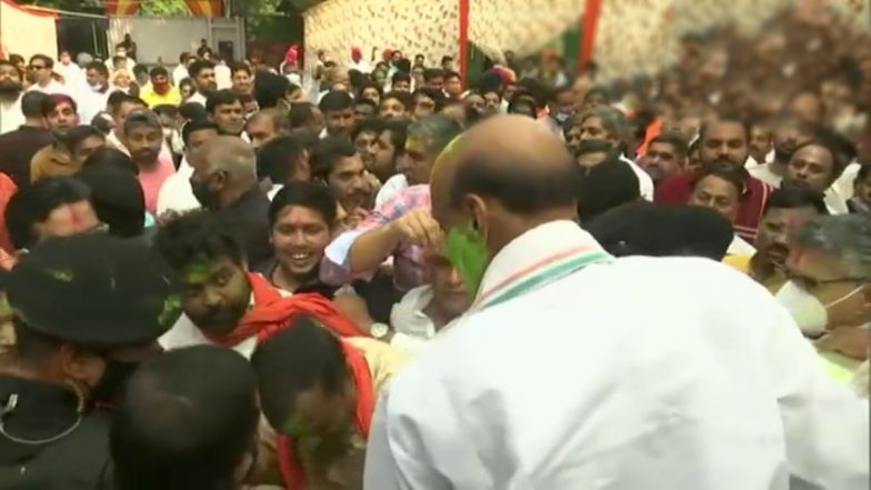HOLI: राजनाथ सिंह ने अपने आवास पर मनाया होली का जश्न, Vidoe में देखिए रक्षा मंत्री का अनोखा रूप