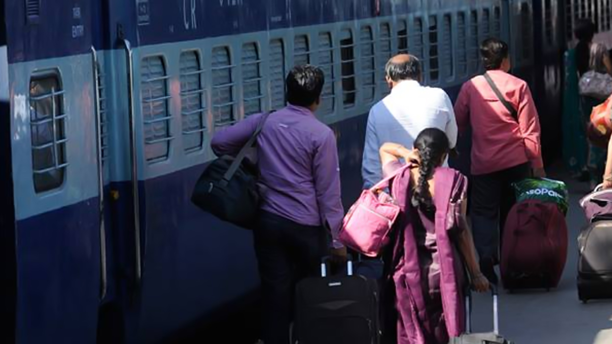 Railway New Rule: हाल ही में फोन को लेकर आए रेलवे के इस नए नियम के बारे में  जान लें, वरना पड़ सकता है पछताना | LatestLY हिन्दी