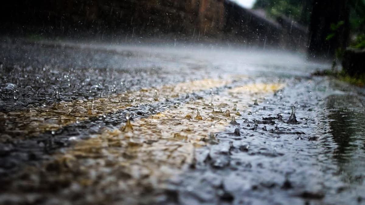 Heavy Rain in UAE: यूएई में भारी बारिश के बाद आई बाढ़ में 7 की मौत