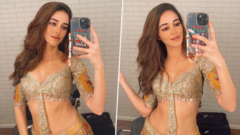 Ananya Panday ने केसरी लहंगे ने जीता फैंस का दिल, सेक्सी अवतार में करती दिखी पोज (See Photos)