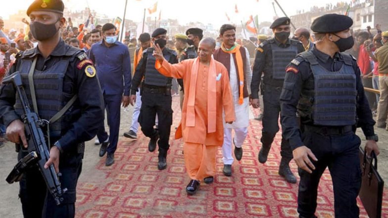 International Yoga Day: यूपी सीएम योगी आदित्यनाथ ने राज्यपाल के साथ किया योग