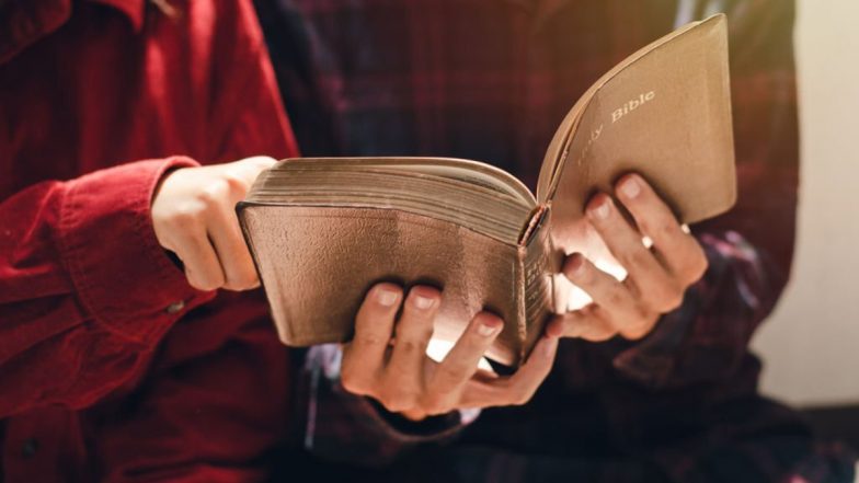 Karnataka: हिजाब के बाद बाइबल पर विवाद, बेंगलुरु के एक स्कूल में Bible लाना जरूरी, हिंदू संगठन ने किया विरोध