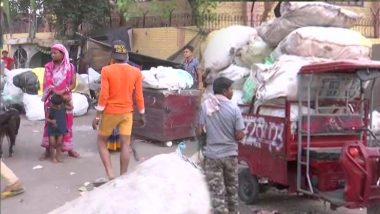 दिल्ली हिंसा: जहांगीरपुरी में बुलडोजर का खौफ, सामान हटाते नजर आए स्थानीय लोग