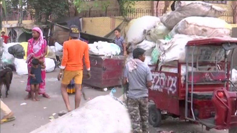 दिल्ली हिंसा: जहांगीरपुरी में बुलडोजर का खौफ, सामान हटाते नजर आए स्थानीय लोग