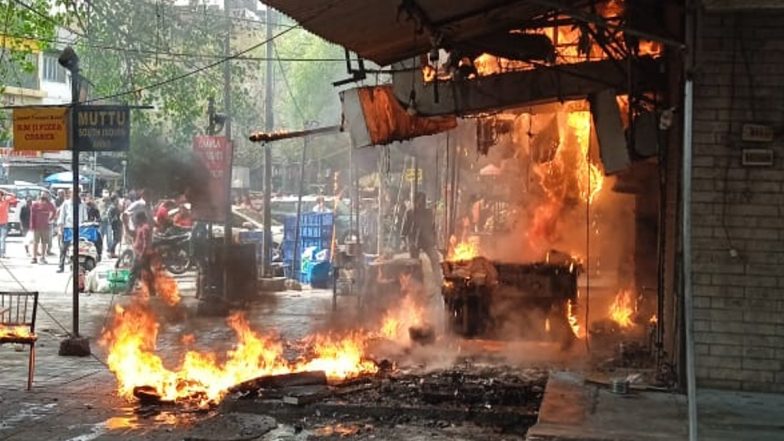 Delhi: दिल्ली की अमर कॉलोनी में लगी भीषण आग, मौके पर पहुंची दमकल की 9 गाड़ियां