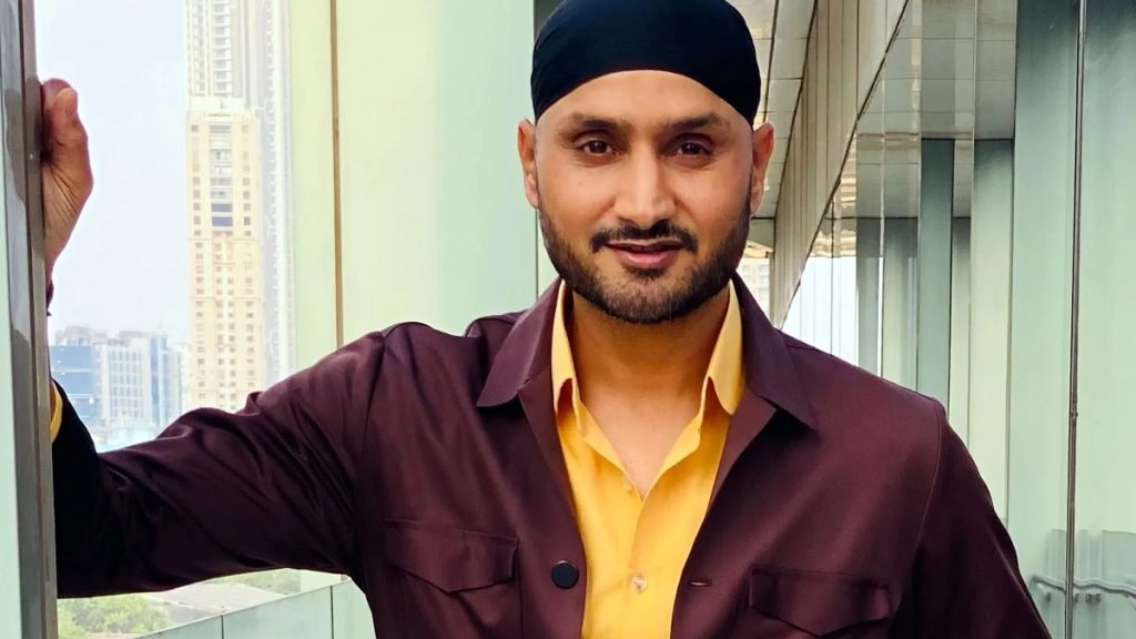 मोहाली के पीसीए स्टेडियम में अपने नाम के स्टैंड पर हरभजन, युवराज ने जताई खुशी