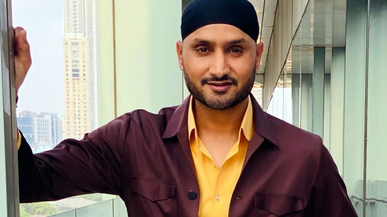 मोहाली के पीसीए स्टेडियम में अपने नाम के स्टैंड पर हरभजन, युवराज ने जताई खुशी