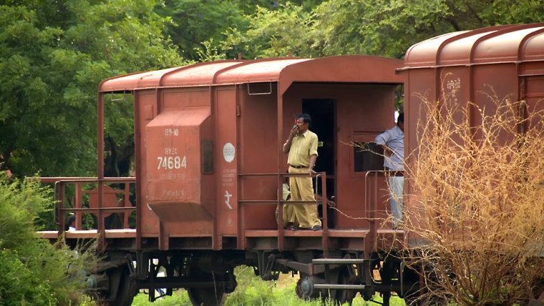 मालगाड़ी के 8 डिब्बे पटरी से उतरे, रेलवे ट्रैक जाम