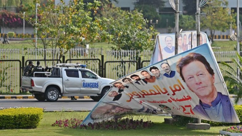 Pakistan: इमरान सरकार ने पंजाब के राज्यपाल को पद से हटाया, इस्लामाबाद में धारा 144 लागू, सड़कों पर नारेबाजी कर रहे PTI समर्थक