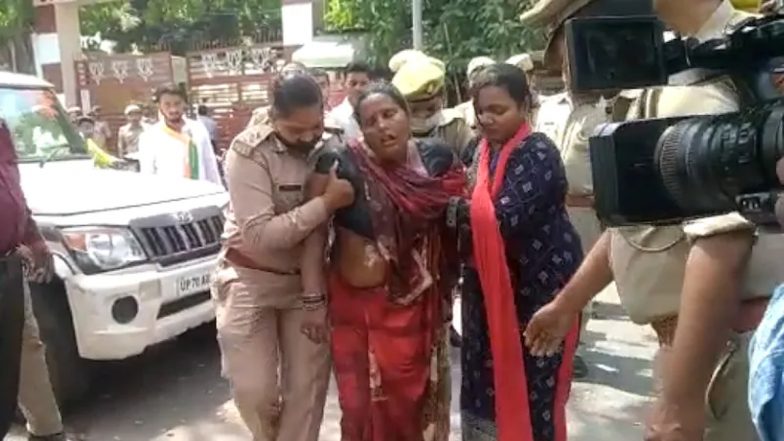UP: बीजेपी कार्यालय के बाहर महिला ने की आत्मदाह की कोशिश, अंदर मौजूद हैं CM योगी आदित्यनाथ
