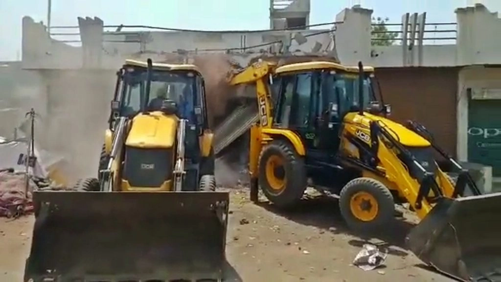 पटना में डच कालीन जिला अभियंता कार्यालय भवन के एक बड़े हिस्से पर चला बुलडोजर