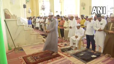 Ramadan 2022: तेलंगाना में रमजान के पहले दिन लोगों ने हैदराबाद की मक्का मस्जिद में नमाज अदा की- Watch Pics