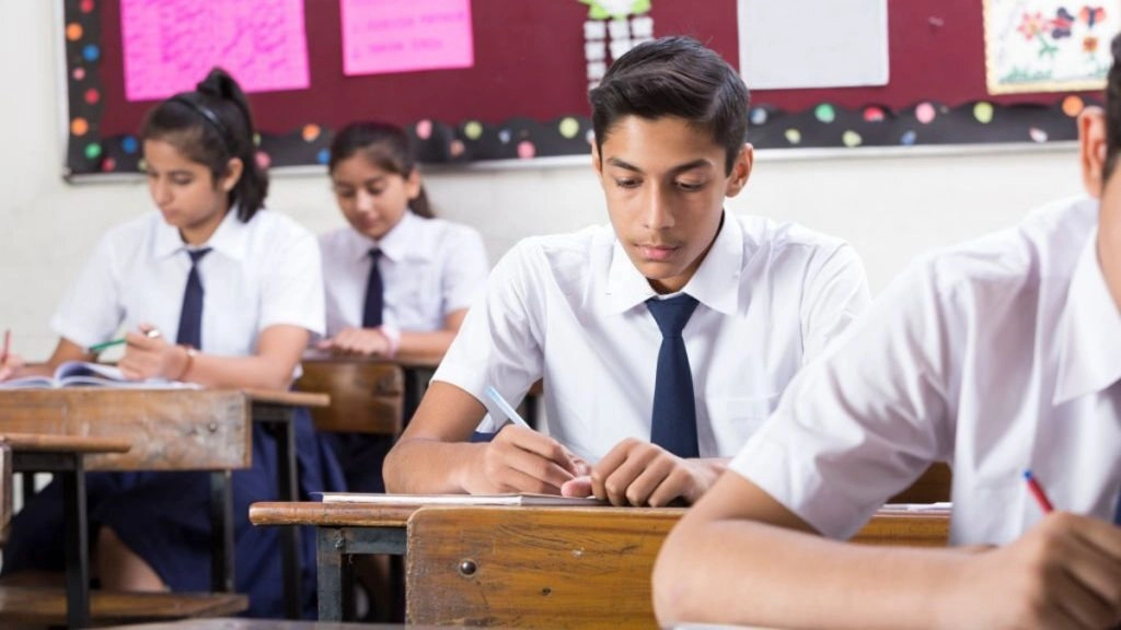 बिहार के भोजपुर जिले में परीक्षा केंद्र में मोबाइल लेकर जाने पर 80 बीएड के छात्र निष्कासित