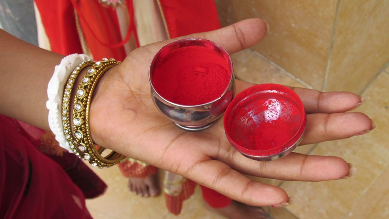 सुहागन के लिए क्या मायने रखता है दो चुटकी सिंदूर? जाने इस संदर्भ में क्या कहता है अध्यात्म एवं विज्ञान? एवं कैसे भरे मांग में सिंदूर?