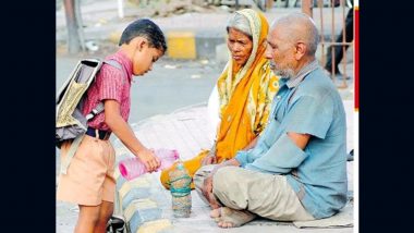Viral Pic: सड़क किनारे बैठे बुजुर्ग दंपत्ति को बच्चे ने दिया पानी, लोग हुए उसकी दयालुता के कायल