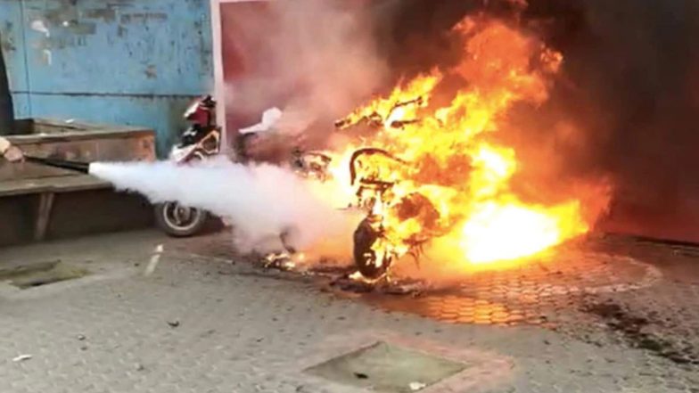 E-Scooter Blast: एक दिन पहले खरीदा था इलेक्ट्रिक स्कूटर, चार्जिंग के दौरान हुआ धमाका, एक की मौत
