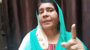 UP: 'मंदिरों के सामने कुरान पढ़ेंगी महिलाएं', सपा नेता रूबिना खान ने दी धमकी, केस दर्ज