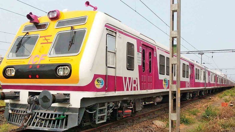 Mumbai Local Train: तकनीकी खामी के कारण देरी से चल रही लोकल ट्रेनें, यात्री पैदल ही पटरियों पर चलने को हुए मजबूर
