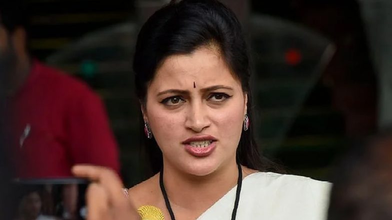Mumbai: नवनीत और रवि राणा के आवास के बाहर हंगामा करने के आरोप में शिवसेना के 6 कार्यकर्ता गिरफ्तार