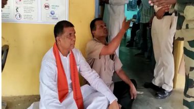 Chhattisgarh: खैरागढ़ उपचुनाव के दौरान हंगामा, BJP प्रत्याशी को पुलिसकर्मी ने रोका, धरने पर बठ गए 'नेता जी'