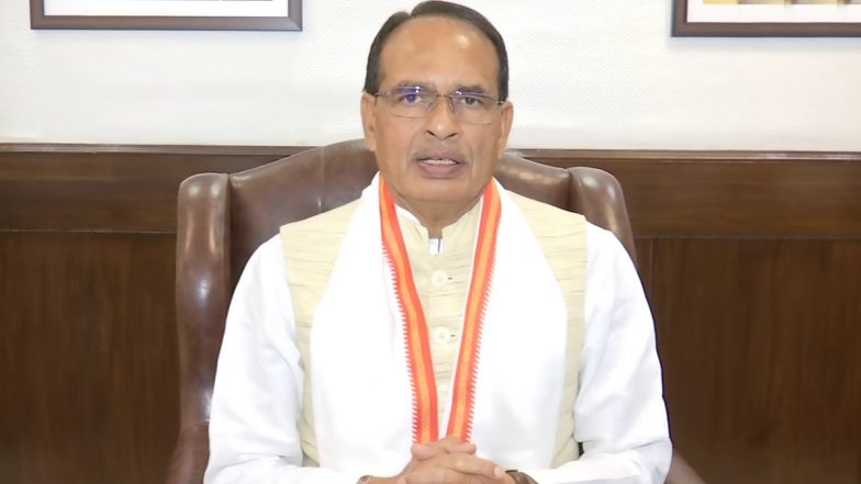 MP के  स्कूल में छत से टपक रहे पानी से बचने के लिए कक्षा में छाता लगाकर पढ़ते हैं बच्चे, CM शिवराज सिंह पर उठा सवाल