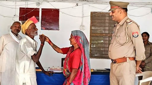 Viral Video: इस बुजुर्ग दंपत्ति में जमकर हुआ झगड़ा, पुलिस के पास जाने पर उन्होंने ऐसे निपटाया झगड़ा, देखें मनमोहक वीडियो