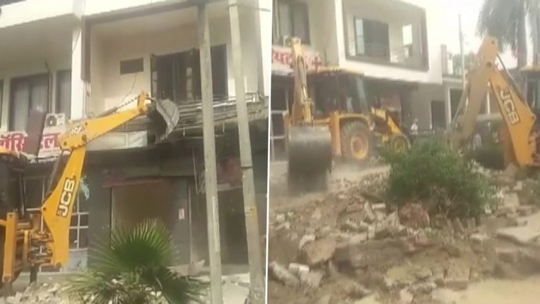 UP: पूर्व विधायक रोशनलाल वर्मा के अवैध अतिक्रमण के खिलाफ योगी सरकार का चला बुलडोजर, सपा नेता स्वामी प्रसाद मौर्य के हैं करीबी