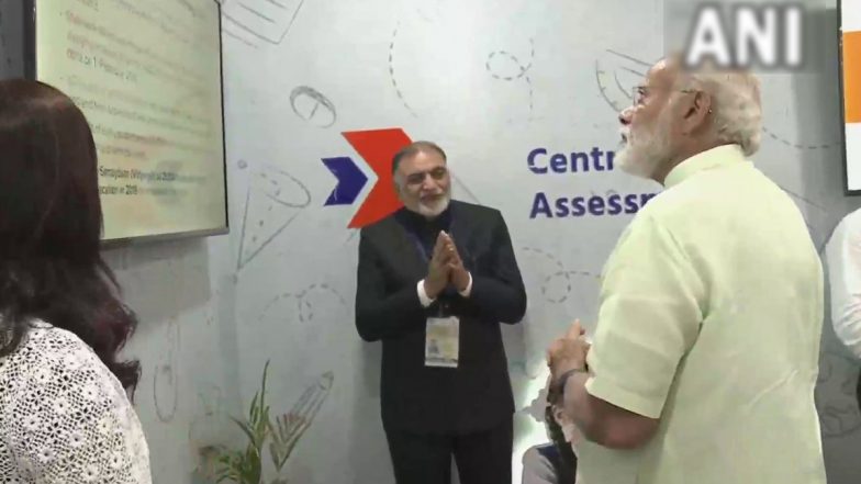 Gujarat: पीएम मोदी ने गुजरात के गांधीनगर में स्कूल के कमांड एंड कंट्रोल सेंटर का दौरा किया
