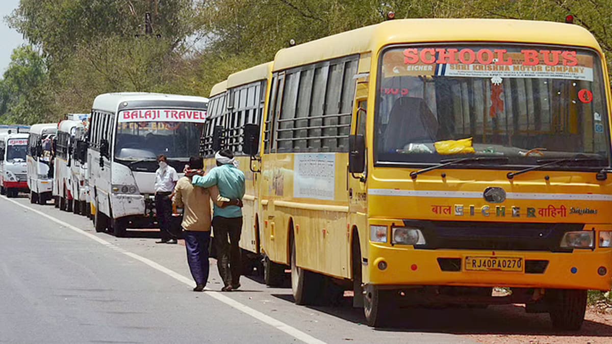 UP: स्कूल बस की खिड़की से बाहर देख रहा था तीसरी कक्षा का छात्र, बिजली के खंभे से टकराया सिर, दर्दनाक मौत