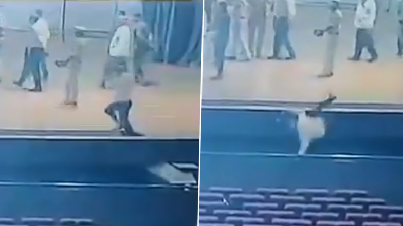 Shocking Video: उपराष्ट्रपति वेंकैया नायडू के आने से पहले मंच की जांच कर रहा था IB अधिकारी, पैर फिसला.. हुई मौत