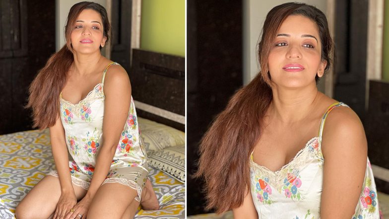 Monalisa Hot Photo: भोजपुरी एक्ट्रेस मोनालिसा ने बेड पर दिया बेहद हॉट पोज