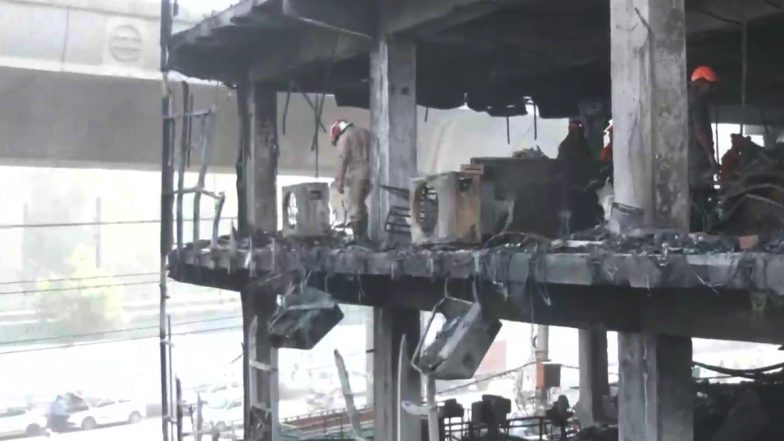 Delhi Mundka Fire: मुंडका में नहीं रूक रहा शवों के मिलने का सिलसिला, मरने वालों की बढ़ी संख्या