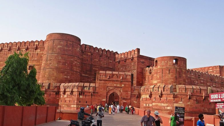 आगरा फोर्ट में मस्जिद की सीढ़ियों के नीचे दफन है देवता की मूर्ति, वकील ने मथुरा कोर्ट में दायर किया नया मुकदमा
