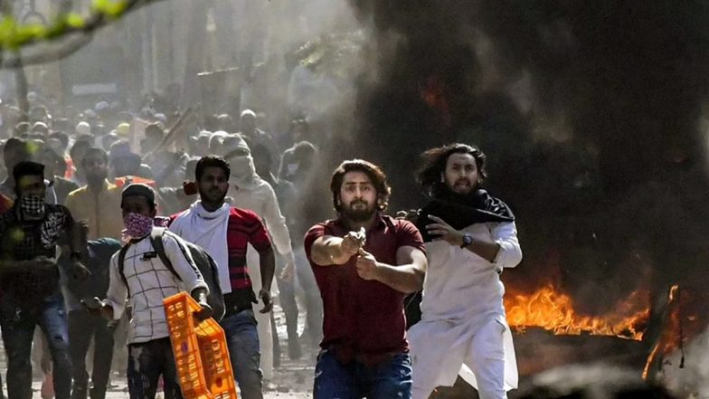 Delhi Riots: आरोपी शाहरुख पठान को मिली 4 घंटे की पैरोल, घर पहुंचते ही हुआ जोरदार स्वागत- पुलिसकर्मी पर तानी थी पिस्तौल (Video)