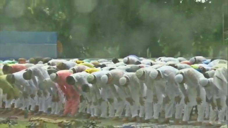 Eid al-Fitr 2022: कोलकाता में बारिश में भीगते हुए लोगों ने अदा की ईद की नमाज, देखिए VIDEO