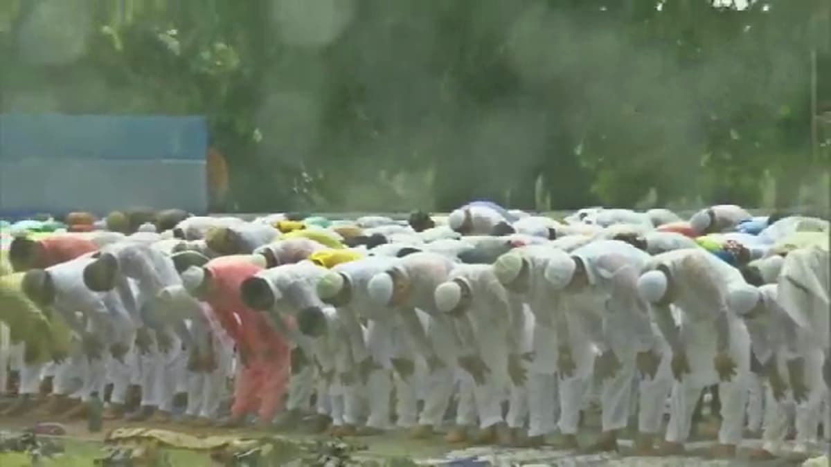 Jammu and Kashmir: जम्मू-कश्मीर में शांतिपूर्ण ढंग से अदा हुई ईद की नमाज