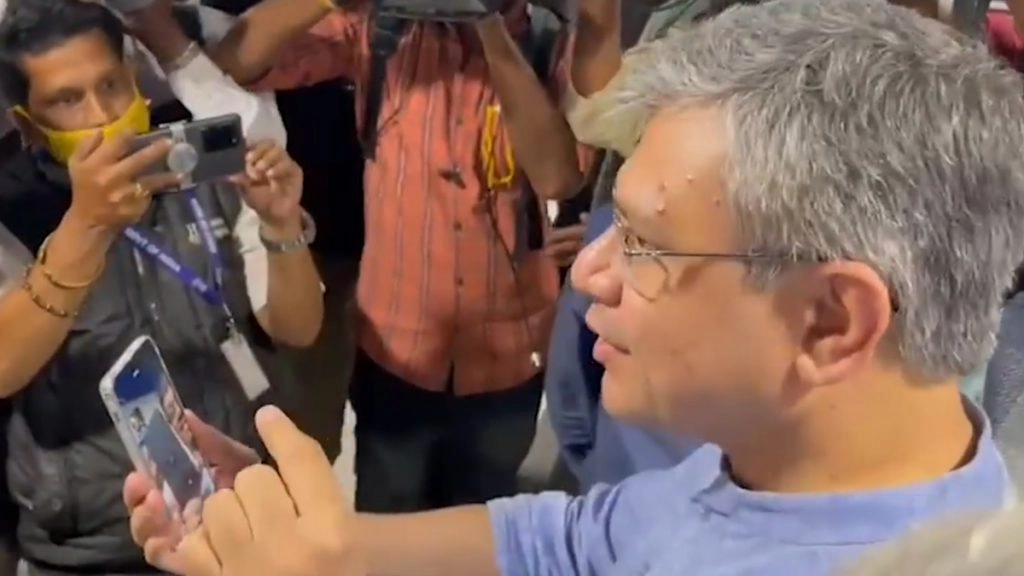 देश में पहली बुलेट ट्रेन 2026 में चलेगी : रेल मंत्री