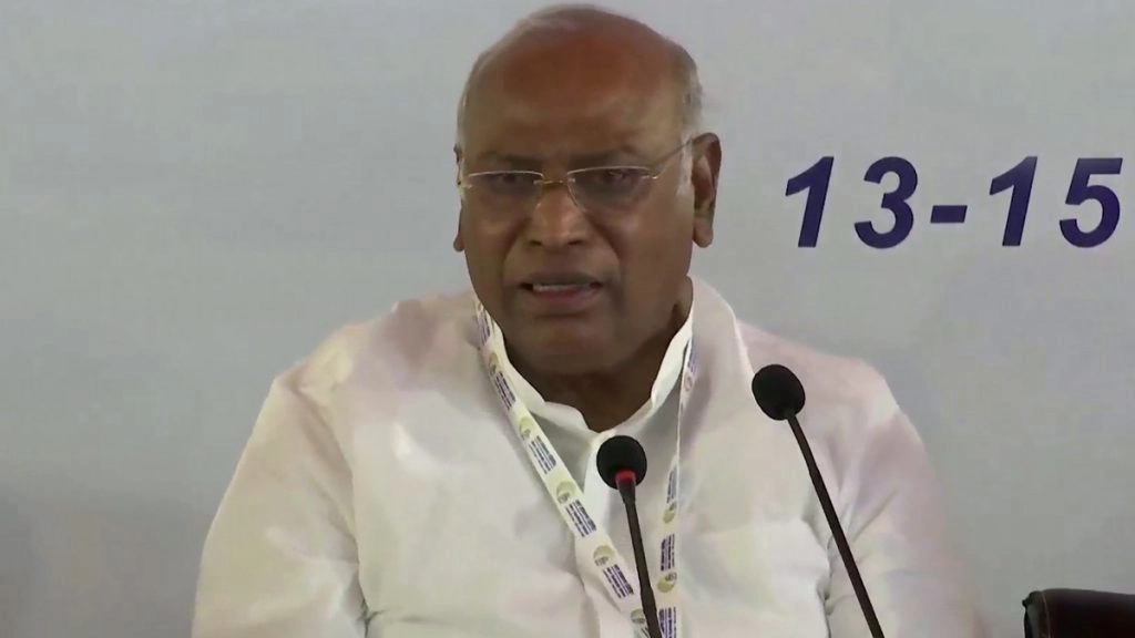 प्रियंका गांधी समेत कांग्रेस के कई वरिष्ठ नेताओं ने खरगे को बधाई दी