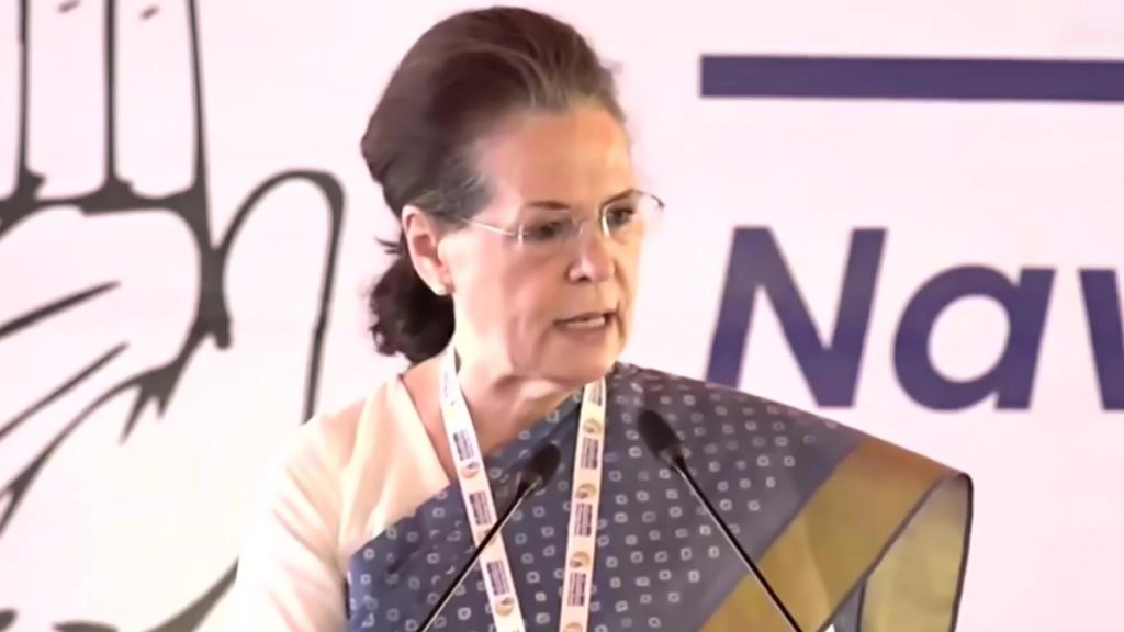 सोनिया गांधी कहती हैं तो खड़गे को एआईसीसी अध्यक्ष पद का चुनाव लड़ने से गुरेज नहीं : सूत्र