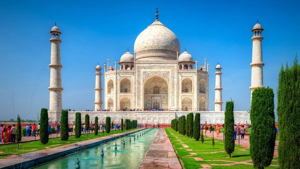 UP: युवक ने ताज महल देखने के लिए बेची साइकिल, फिर भी नहीं कर सका दीदार