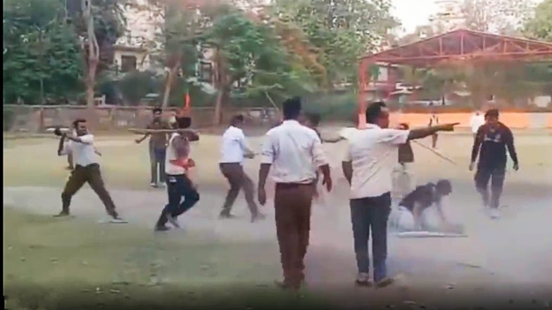 UP: RSS की शाखा में गेंद जाने पर छात्रों को पीटा, VIDEO में देखिए कैसे चल रहें लात-घूंसे