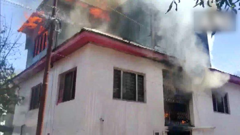 J&K: जम्मू-कश्मीर में तीन मंजिला मकान में लगी भीषण आग, दमकल की चार गाड़ियां मौके पर मौजूद