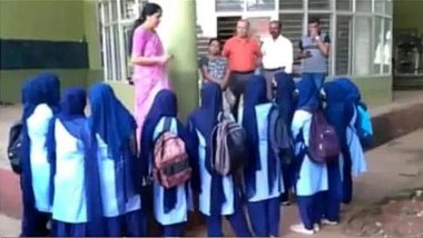 Karnataka Hijab Row: मैंगलोर यूनिवर्सिटी में हिजाब पहनकर आईं छात्राओं को क्लास में एंट्री करने से रोका, जमकर हुआ हंगामा