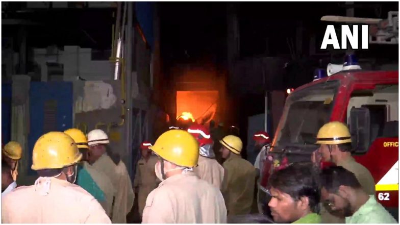Delhi:  नरेला में प्लास्टिक की फैक्ट्री में लगी भीषण आग, दमकल की 15 गाड़ियां मौके पर मौजूद