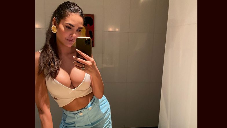 Esha Gupta Bathroom Selfie: ईशा गुप्ता के बाथरूम सेल्फी ने इंटरनेट पर मचाया कोहराम, डीपनेक ब्रालेट में देख फैन्स के उड़े होश