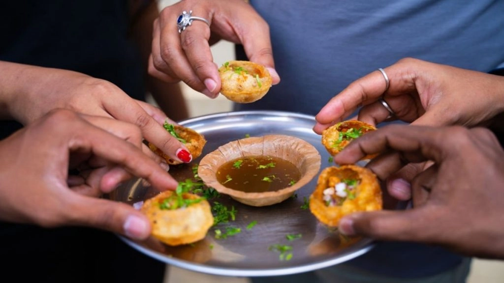 बेटी का पहला जन्मदिन: पानी पूरी विक्रेता ने एक लाख एक हजार पानी पूरी मुफ्त खिलाईं