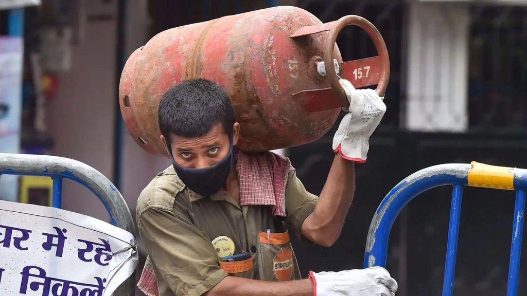 LPG Cylinder Price Hike: रसोई गैस हुई महंगी, LPG सिलेंडर की कीमत 50 रुपये बढ़ी 